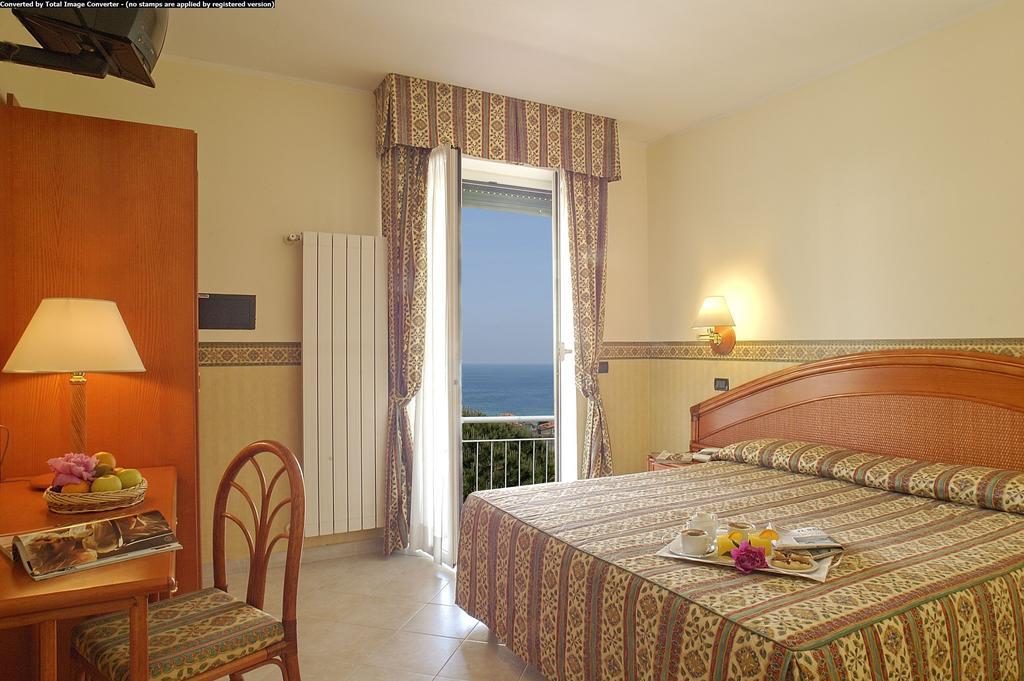 Hotel Casella Pietra Ligure Rom bilde