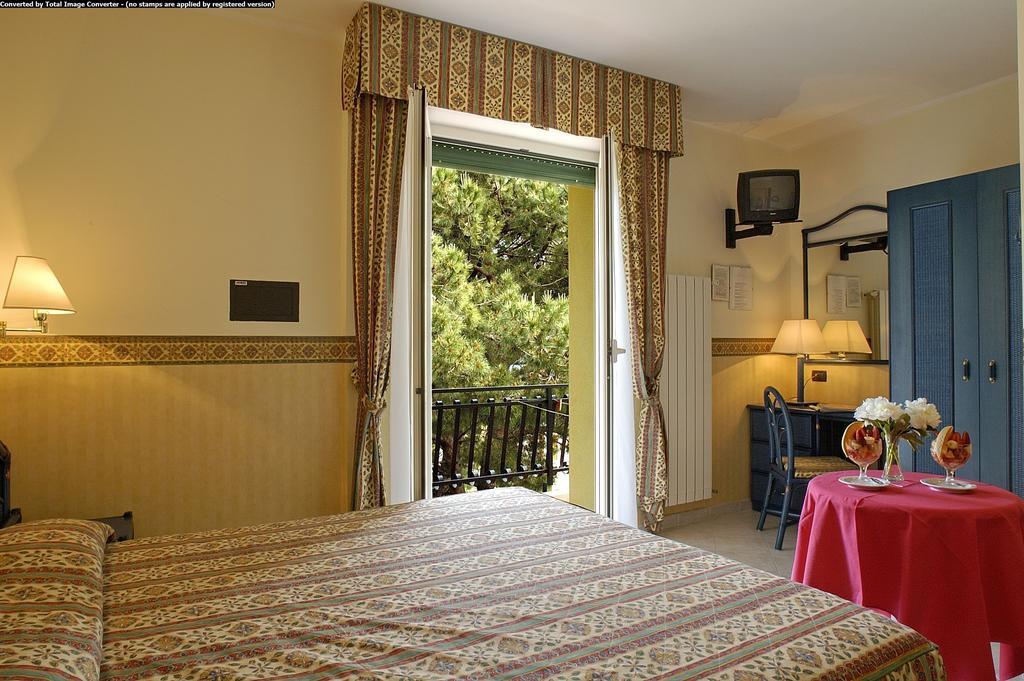 Hotel Casella Pietra Ligure Rom bilde